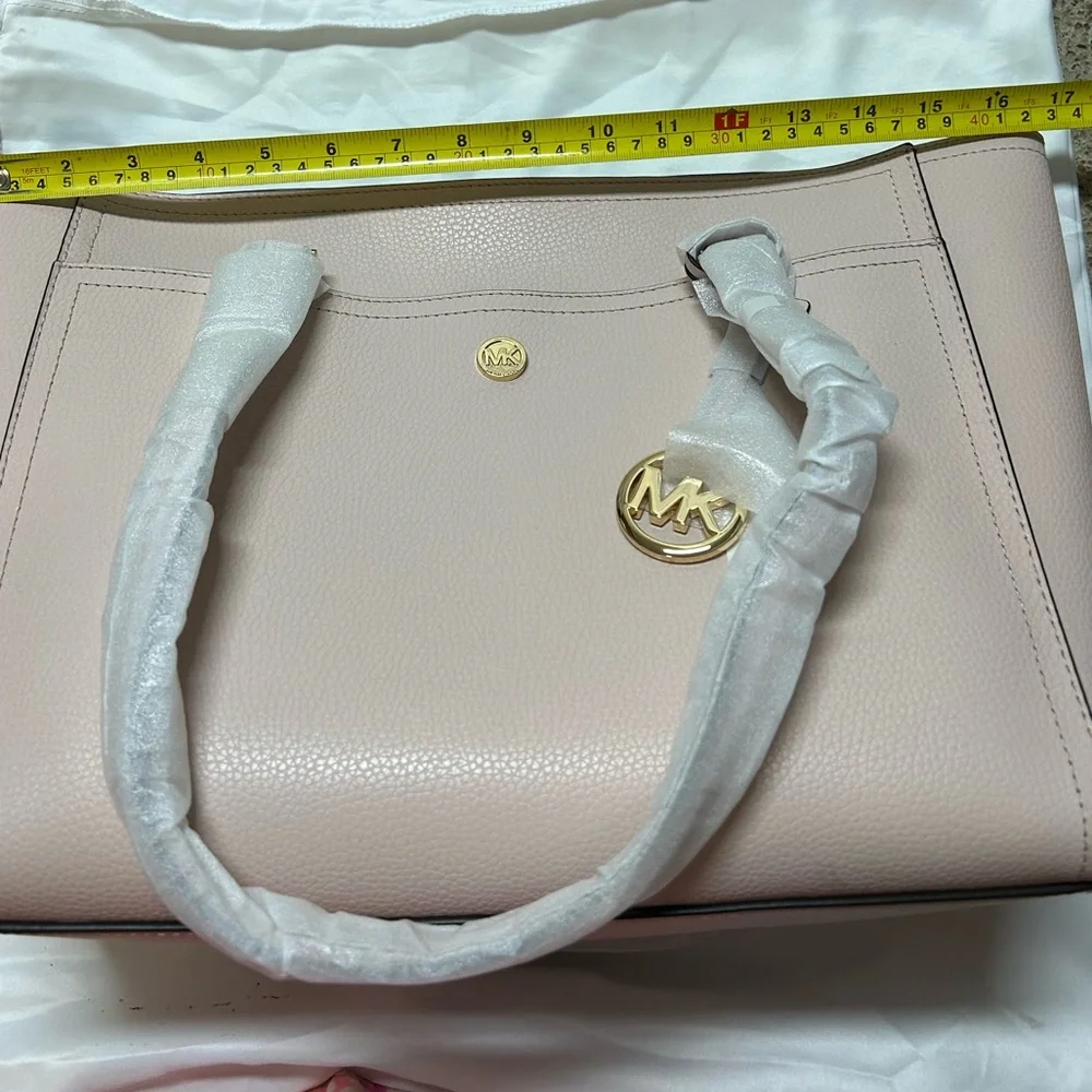 New Michael Kors Maisie Large Pebbled Leather 2 in-1 Tote Bag.